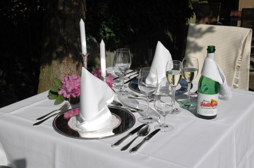 Mayers Waldhorn - Zwischen Reutlingen Und Tuebingen Kusterdingen Bagian luar foto